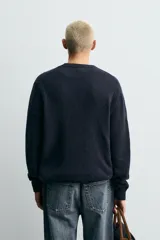 Jersey de punto con hilatura de lana, corte regular fit, cuello redondo y manga larga con acabados en rib.