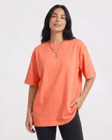 Remerón de corte oversize color coral, con cuello redondo y mangas cortas, confeccionado en algodón.