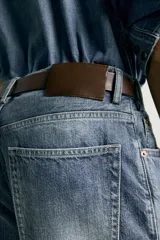 Pantalón jeans de corte relaxed fit, color azul con efecto ligeramente lavado, perneras rectas con raya de planchado frontal y diseño de cinco bolsillos.