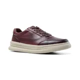 Zapato casual acordonado de cuero color marrón con suela de goma color crema.