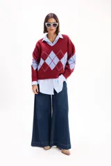 Sweater de punto con escote en V y calce relajado, con diseño de rombos en color bordó y celeste.