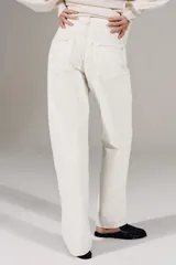 Jeans de tiro alto y corte recto de pernera larga, con diseño clásico de cinco bolsillos y costuras en contraste. Cierre frontal con cremallera y botón metálico.