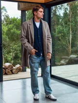 Tapado largo color gris topo, con cuello tipo spread y cierre de botones.