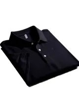 Remera tipo polo azul con cuello clásico, tapeta de dos botones y logo bordado en el pecho.