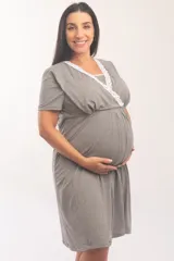 Camisón maternal de manga corta con escote cruzado y detalle de puntilla blanca. Presenta un diseño pensado para la lactancia con sostén interno integrado y corte holgado bajo el busto.