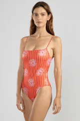 Traje de baño enterizo con estampado de flores y rayas verticales, escote recto y breteles finos.