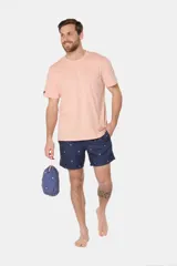 Short de baño azul marino con estampado sutil, cintura con elástico y cordón ajustable, bolsillos laterales y suspensor de malla interior.