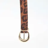 Cinturón fino con estampado de leopardo y hebilla dorada.
