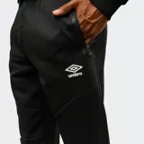Pantalón de jogging Umbro color negro, con bolsillos laterales con cierre, cintura elástica con cordón ajustable y puños en los tobillos.