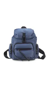 Mochila de nylon color gris azulado, con tapa superior y cierre de broche metálico. Cuenta con un bolsillo frontal con cierre y bolsillos laterales con cierre, además de correas regulables para la espalda y asa superior de mano.