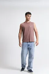 Musculosa de corte oversize color marrón, con escote redondo y estampa gráfica pequeña en el pecho.