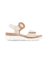 Sandalias de cuero napa color crema con suela flexible y plataforma revestida en yute. Cuenta con una tira en el empeine con ajuste de velcro y una tira trasera con hebilla circular decorativa revestida en material textil trenzado.