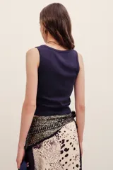 Musculosa crop de morley, color gris oscuro, con escote redondo y tiras anchas.
