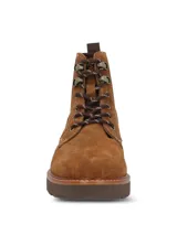 Botas acordonadas de gamuza color marrón, con suela de plataforma dentada y detalles de elástico en los laterales. Presentan ojales metálicos y cordones bicolores.