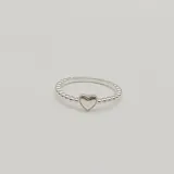 Anillo de plata 925 con banda formada por bolitas y un dije central con forma de corazón liso.