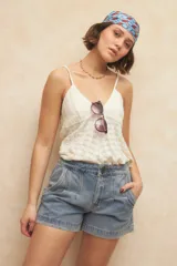 Short de jean azul con pinzas delanteras y doble botón en la pretina.