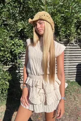 Minifalda amarilla con textura arrugada y volados en capas.