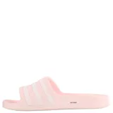 Sandalias Adidas Adilette color rosa con tres tiras blancas horizontales.