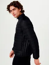 Campera puffer color beige con cierre frontal y bolsillos laterales.