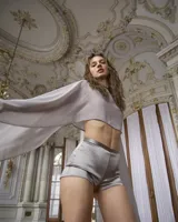 Capa corta de gasa color plateado.