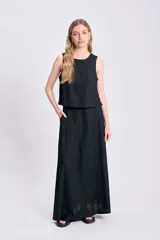 Top negro sin mangas de lino con botones decorativos en los laterales.