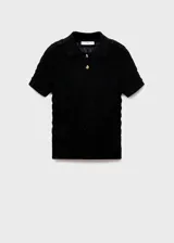 Polo de punto fino negro con textura gofrada, mangas cortas y cuello polo con botones.