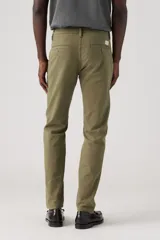 Pantalón chino color verde oliva, de corte slim, con tiro medio y confeccionado en tela sin elasticidad.