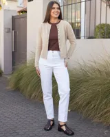 Sandalias estilo romano de cuero marrón oscuro, con diseño de tiras entrelazadas, talón cerrado y hebilla metálica de ajuste lateral.