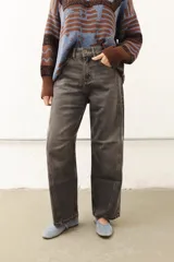 Jean de corte recto y largo, de tiro medio, color gris oscuro con efecto lavado. Presenta un bordado de estrella en los bolsillos traseros.