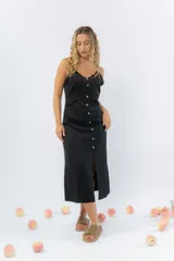 Vestido midi celeste de tejido tipo seda fría, con breteles finos regulables, botones de madera decorativos en el frente, pliegues decorativos en la cintura y cierre invisible en el costado.