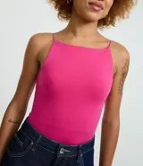 Blusa femenina sin mangas, confeccionada en tejido de algodón con elastano. Presenta un diseño ajustado al cuerpo con escote halter y tirantes finos elásticos.