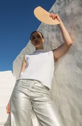 Top tejido sin mangas en hilo de algodón, con cuello redondo decorado con una trenza tejida y espalda baja.