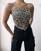 Corset strapless con estampado animal print de leopardo, con ajuste en la espalda.