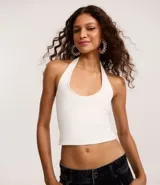 Blusa blanca de punto roma, con diseño de cuello halter que deja la espalda descubierta.