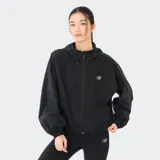 Campera deportiva New Balance de corte holgado, color negro, con cierre frontal, capucha y mangas largas con puños elásticos. Presenta el logo de la marca en el pecho.
