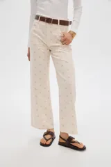 Pantalón recto de algodón color beige con estampado sutil y tiro medio.