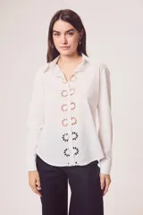 Camisa blanca de algodón con broderie calado en el frente y cuello.