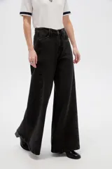 Pantalón jean de tiro alto y corte ancho tipo wide leg, con bolsillos y cierre frontal.