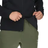 Campera deportiva Under Armour con cierre frontal completo, capucha integrada y detalles reflectantes en los hombros. Presenta un diseño minimalista en color negro con el logo de la marca en el pecho.