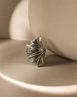 Anillo de plata esterlina con diseño abstracto de láminas facetadas y texturizadas.
