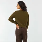 Sweater corto color verde oliva de tejido de punto suave con cuello redondo y mangas largas.