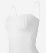 Body blanco con escote cuadrado y tirantes finos, confeccionado en tejido seamless de poliamida.