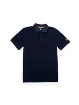 Remera polo de manga corta Cat (Caterpillar) de color azul marino, con cuello clásico, cierre frontal con botones y parche de silicona con el logo en la manga izquierda.