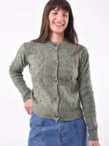 Cárdigan tejido color gris claro con diseño trenzado, cuello redondo y cierre frontal con botones marrones.