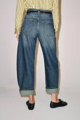 Jeans de tiro medio y corte balloon leg con efecto lavado, bolsillos clásicos y botamanga con vuelta.