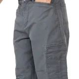 Pantalón cargo gris de corte recto, con bolsillos laterales y traseros.