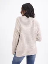 Buzo de tejido acanalado con cuello alto, de corte regular y mangas largas.
