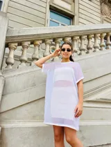 Vestido corto blanco de gasa transparente con cuello redondo y mangas cortas.