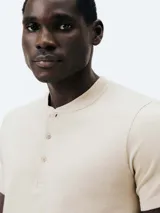 Camiseta azul con cuello henley y tapeta de tres botones.