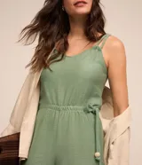 Mono largo verde con breteles dobles, escote en pico y lazo en la cintura con detalle de abalorios.